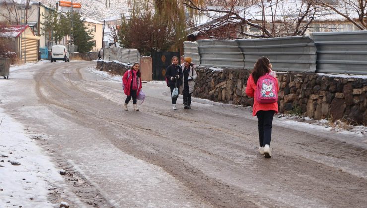 Bingöl Karlıova’da kar yağışı