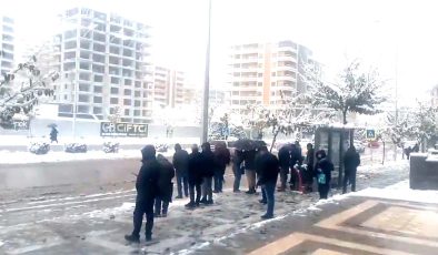 Şanlıurfa’da kış mevsiminin ilk karı yağdı, trafikte aksamalar yaşandı