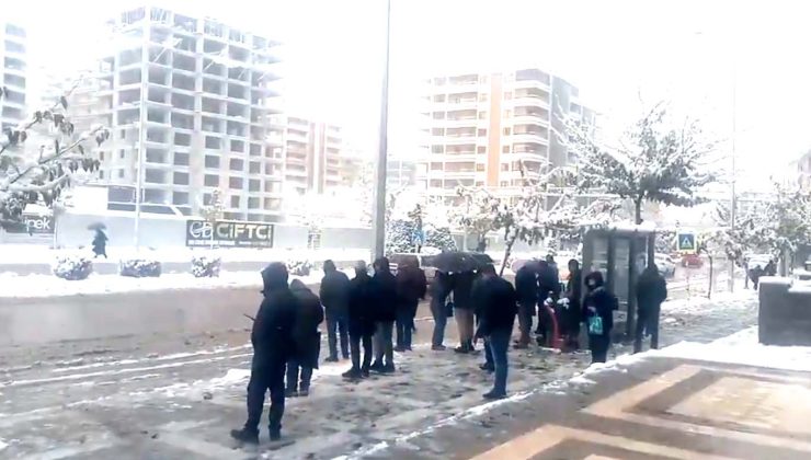 Şanlıurfa’da kış mevsiminin ilk karı yağdı, trafikte aksamalar yaşandı