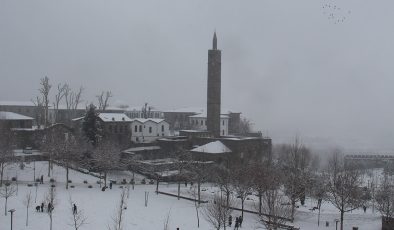 Diyarbakır için beklenen kar yağışı başladı