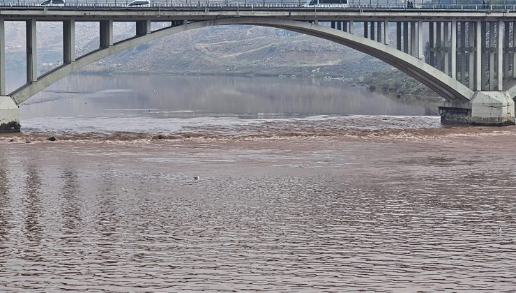 Şırnak Cizre’de Dicle Nehri kızıla boyandı: İlçeye su verilmeyecek