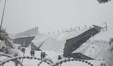 Diyarbakır’da yoğun kar etkili oldu: Çatılar araçların üzerine çöktü