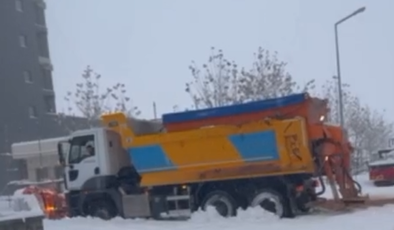 Kar Diyarbakır’ı teslim aldı: Küreme aracı bile yolda kaldı