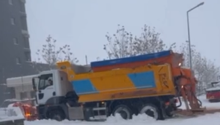 Kar Diyarbakır’ı teslim aldı: Küreme aracı bile yolda kaldı