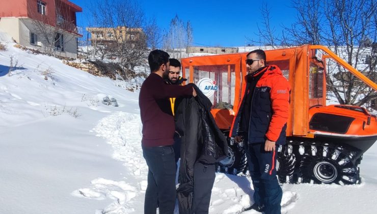 Karda damdan düşüp kolu kırılan kişi, paletli araçla hastaneye ulaştırıldı