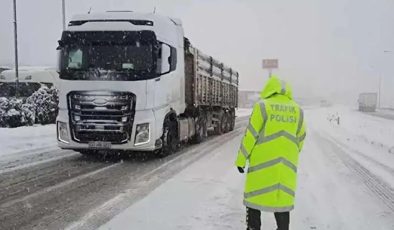 Mardin’de ağır tonajlı araçlara kar engeli