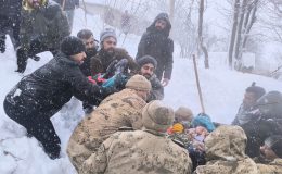 Van’da evler çığ altında kaldı, bir kadın kurtarıldı