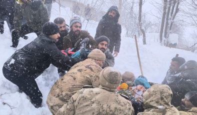 Van’da evler çığ altında kaldı, bir kadın kurtarıldı