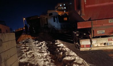 Diyarbakır Sur’da Gizli Buzlanma Kazaya Neden Oldu: 3 Tır ve Otomobil Çarpıştı