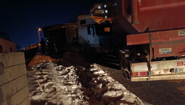 Diyarbakır Sur’da Gizli Buzlanma Kazaya Neden Oldu: 3 Tır ve Otomobil Çarpıştı