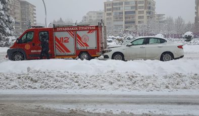 Diyarbakır’da otomobil itfaiye aracına çarptı