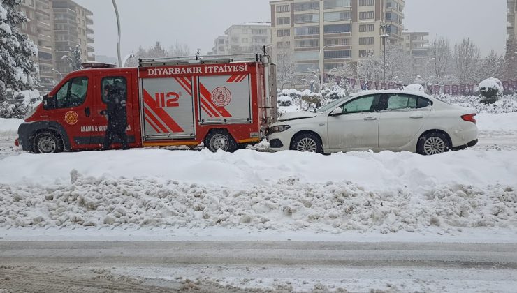 Diyarbakır’da otomobil itfaiye aracına çarptı