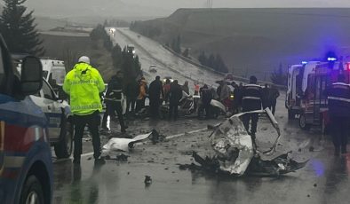 Adıyaman Kahta Yolunda Feci Kaza: Otomobil Otobüsle Kafa Kafaya Çarpıştı, 3 Ölü