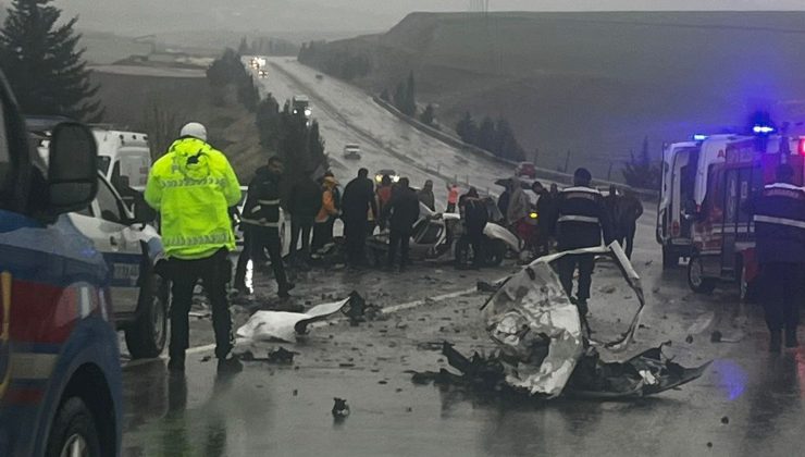 Adıyaman Kahta Yolunda Feci Kaza: Otomobil Otobüsle Kafa Kafaya Çarpıştı, 3 Ölü