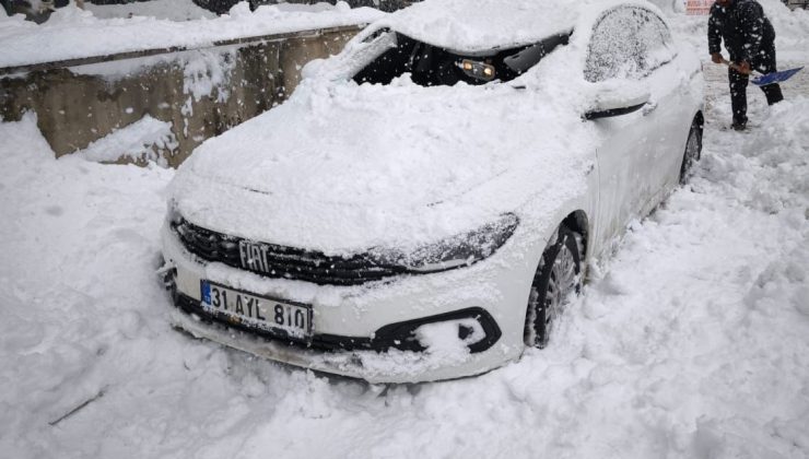 Diyarbakır’da Çatıdan Kopan Kar Kütlesi Park Halindeki Otomobili Hurdaya Çevirdi