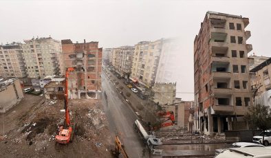 Bağlar’da Hasarlı O Bina Yıkılıyor