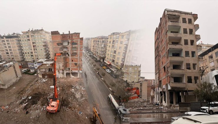 Bağlar’da Hasarlı O Bina Yıkılıyor