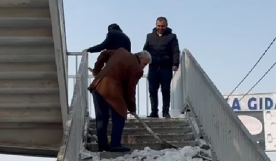 Sur’da Örnek Davranış: Muhtar Kabak Üst Geçidi Kürekle Temizledi