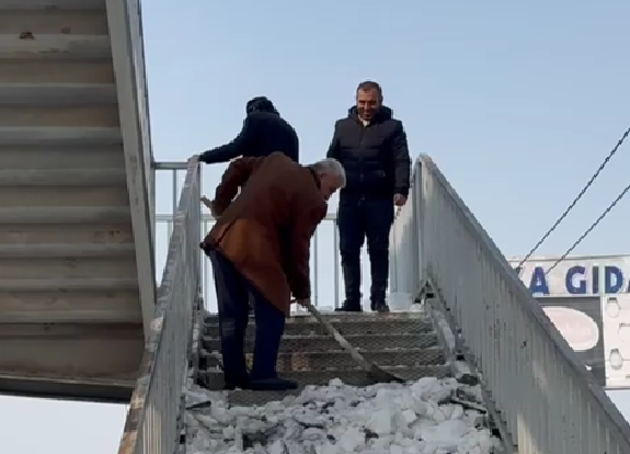 Sur’da Örnek Davranış: Muhtar Kabak Üst Geçidi Kürekle Temizledi