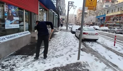 Diyarbakır’da Kar Mesaisi Esnafa Düştü: Belediyenin Verdiği Küreklerle Kaldırımları Temizlediler