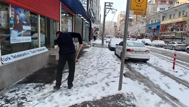 Diyarbakır’da Kar Mesaisi Esnafa Düştü: Belediyenin Verdiği Küreklerle Kaldırımları Temizlediler