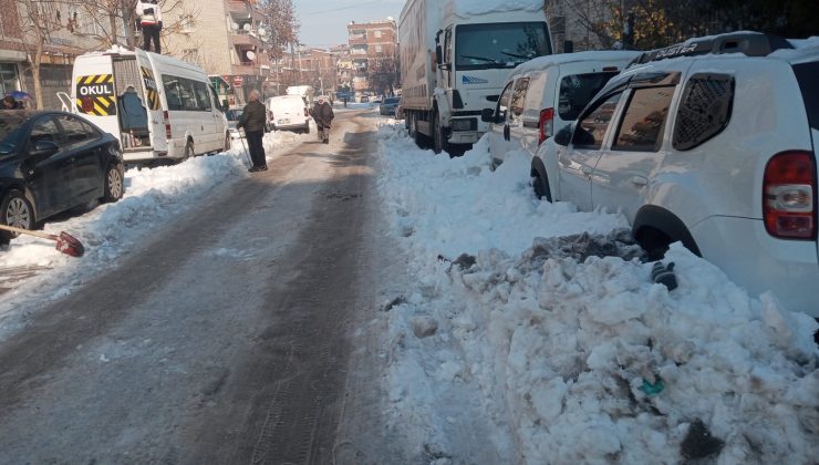 Kayapınar Huzurevleri Semti’nde Kar Çilesi: Ara Sokaklar Ulaşıma Kapandı