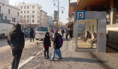 Diyarbakır’da Otobüs Durakları Vatandaşı Soğuktan Koruyamıyor
