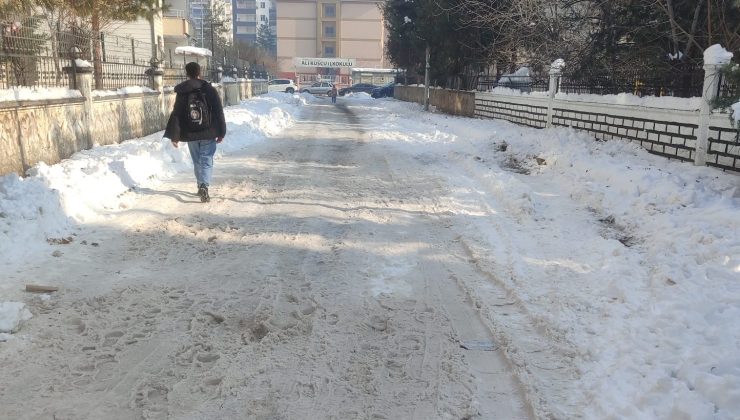 Bağlar’da Çocuklar Kayarak Okula Gitmek Zorunda Kalıyor