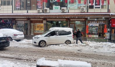 Diyarbakır’da Kar Yağışı Esnafı Zorladı