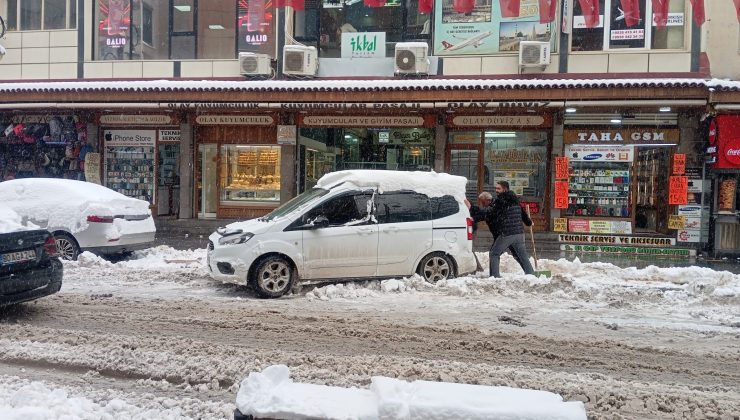 Diyarbakır’da Kar Yağışı Esnafı Zorladı