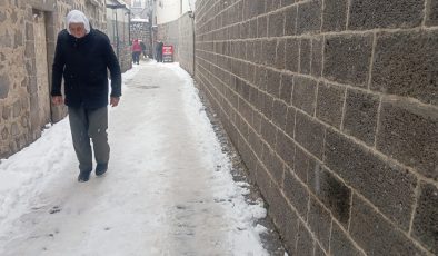 Diyarbakır’da Kar Sonrası Sur’un Ara Sokakları Buz Pistine Döndü
