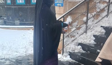 Diyarbakır’da Dilencilere Kar Yağışı da Engel Olmadı