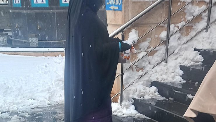 Diyarbakır’da Dilencilere Kar Yağışı da Engel Olmadı