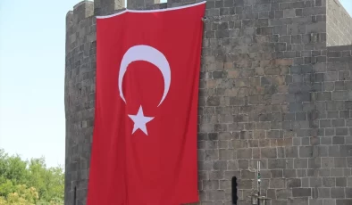 Nusaybin sınır hattında hainlerden bayrağımıza saygısızlık