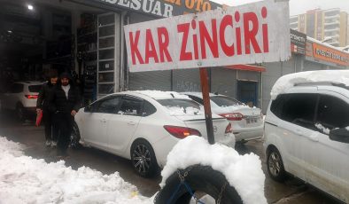 Yoğun kar yağışı sonrası lastikçilerde zincir kuyruğu oluştu