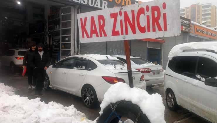 Yoğun kar yağışı sonrası lastikçilerde zincir kuyruğu oluştu