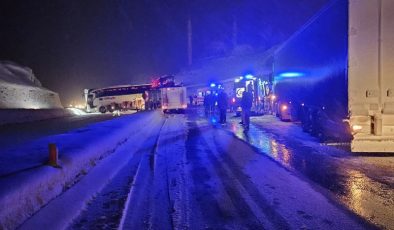 Bingöl-Erzurum kara yolunda tır ve yolcu otobüsü çarpıştı: 3 yaralı