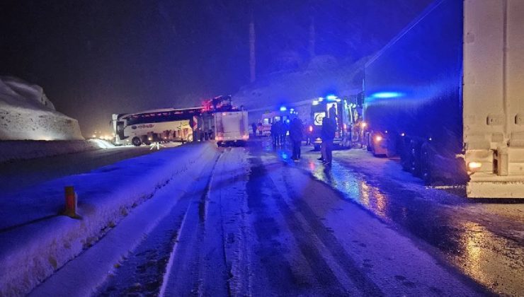 Bingöl-Erzurum kara yolunda tır ve yolcu otobüsü çarpıştı: 3 yaralı