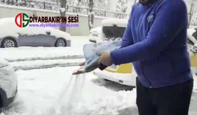 Diyarbakır’da Karla Mücadelede İlginç Görüntü: Esnaf Kaldırımları Sofra Tuzuyla Tuzladı