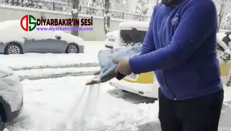 Diyarbakır’da Karla Mücadelede İlginç Görüntü: Esnaf Kaldırımları Sofra Tuzuyla Tuzladı