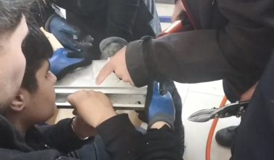 Parmağı akıllı tahtaya sıkışan öğrenci itfaiye ekiplerince kurtarıldı