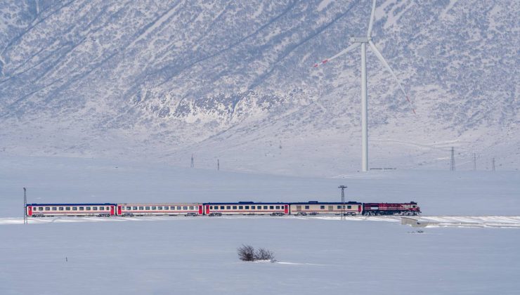 Bitlis’te karla bütünleşen tren yolculuğunda kartpostallık görüntüler