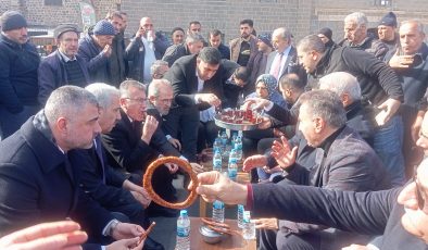 AK Parti Heyetinden Diyarbakır Ulu Cami’de Ziyaret, Vatandaşlarla Çay Sohbeti