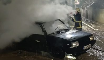 Batman’da park halindeki otomobil alev aldı