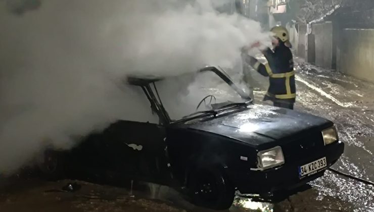 Batman’da park halindeki otomobil alev aldı