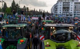 Çiftçilerden Atina’da traktörlü protesto