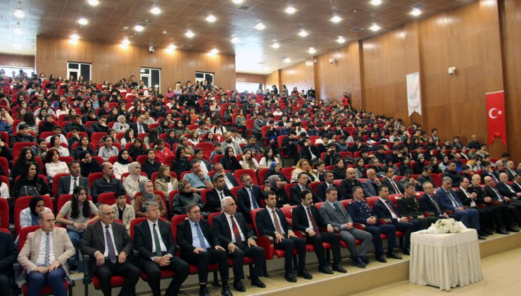 İstiklal Marşı’nın kabulünün 105’inci yılında Mehmet Akif Ersoy Diyarbakır’da anıldı