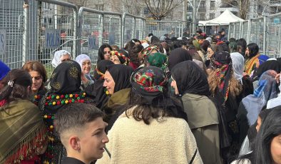 Diyarbakır’da Nevruz Coşkusu Yağmura Rağmen Meydanları Doldurdu