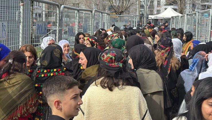 Diyarbakır’da Nevruz Coşkusu Yağmura Rağmen Meydanları Doldurdu
