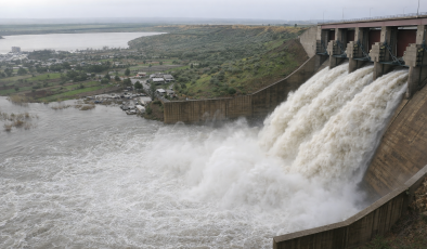 Devegeçidi Barajı’nda Kontrollü Su Tahliyesi Başlatıldı